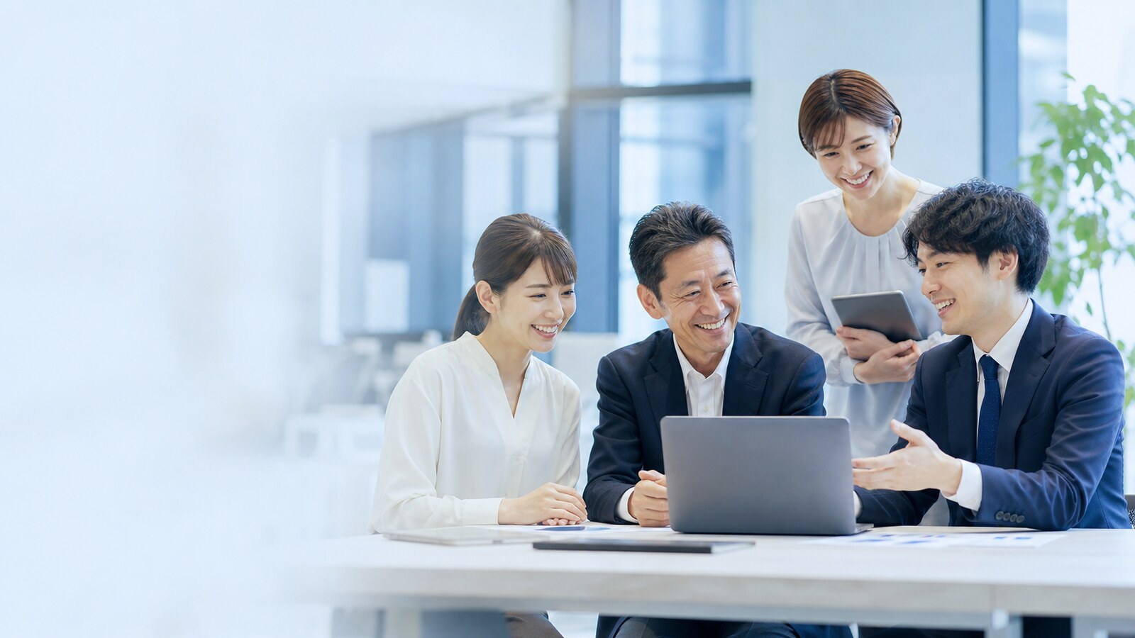 DX支援を受けたお客様が笑顔で打ち合わせをしている様子