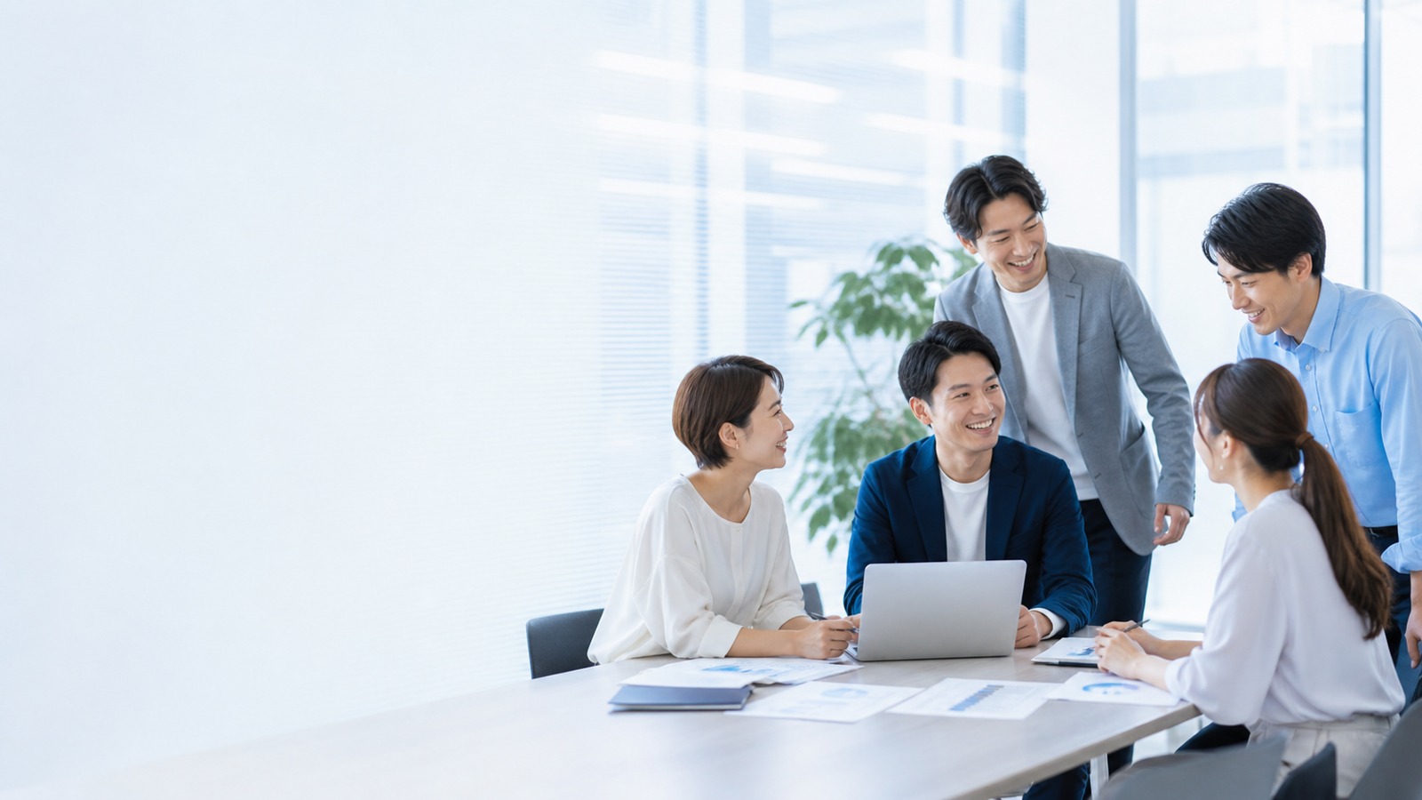社員が楽しそうにミーティングしている会社概要ページのヒーロービジュアル