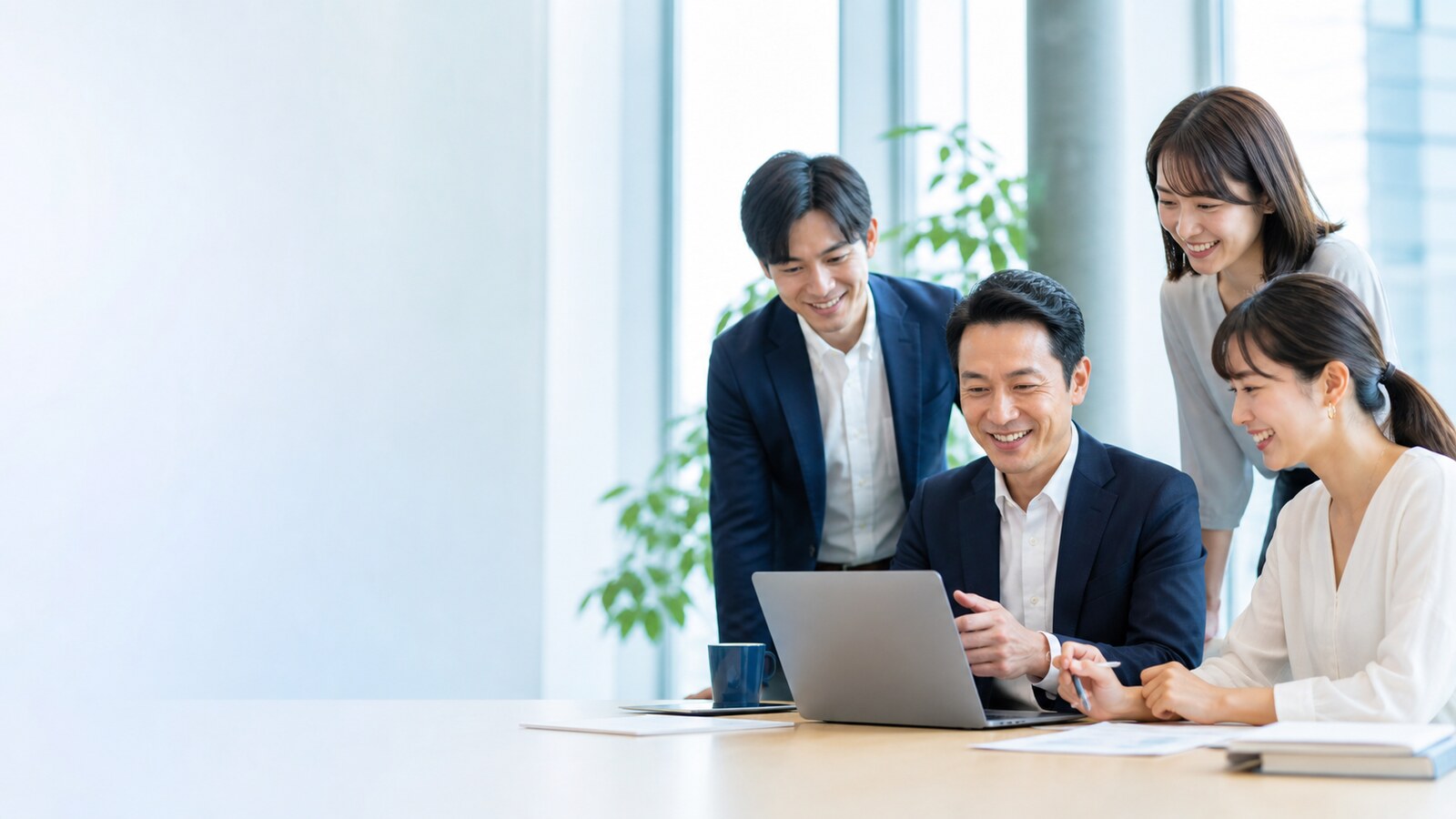 DX支援を受けたお客様が嬉しそうに打ち合わせをしている様子