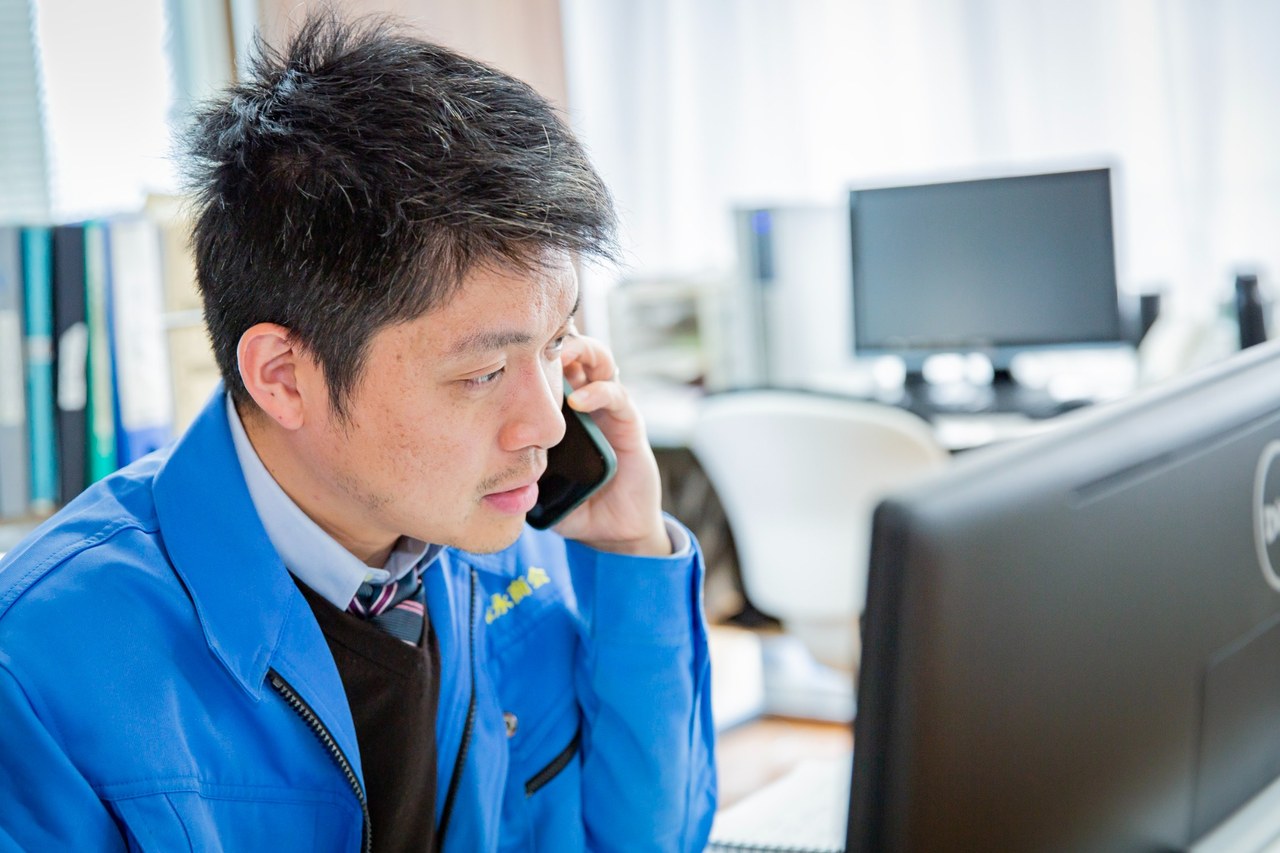 オフィスで電話対応を行うご担当者様の様子
