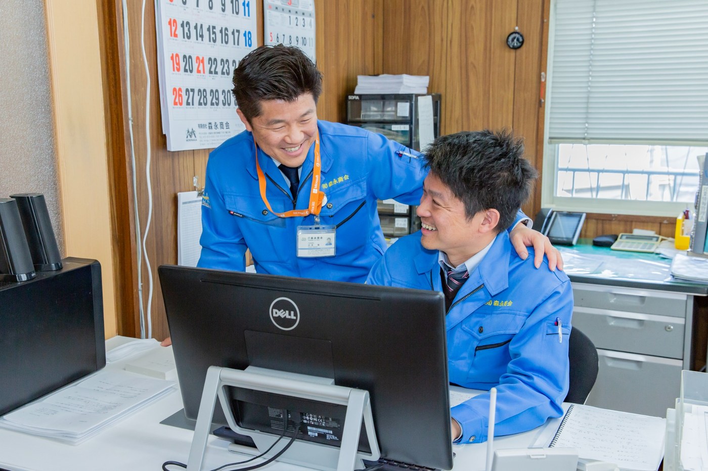 オフィスで連携しながら業務を進める様子